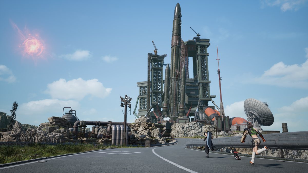Cloud y Yuffie corren por una carretera frente al cohete y las instalaciones industriales de Rocket Town
